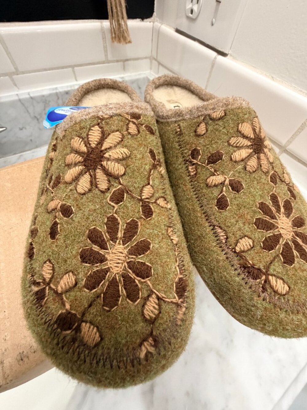 Taos Woolderness 2 clogs in Moss